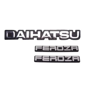 PASSEND FÜR DAIHATSU FEROZA 89-95 FRONTGRILL UND SEITENKOTFLÜGEL EMBLEM AUFKLEBER BADGES SET - Bild 1 von 4