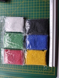 6 x 100g Rocailles - ca. 36.000 Perlen. 2 mm oder 11 pro Zoll - 6 Farben. - Bild 1 von 7