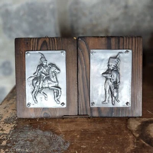 Placas de pared de madera vintage con caballero de plomo soldado marcado pesado - Imagen 1 de 6
