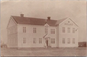Postal con foto sueca vintage "SKOLHUS"" edificio escolar/ubicación desconocida - Imagen 1 de 2