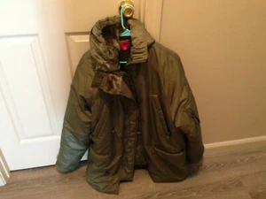 Women's Green Heavy Insulated Parka Size Medium. - Picture 1 of 8