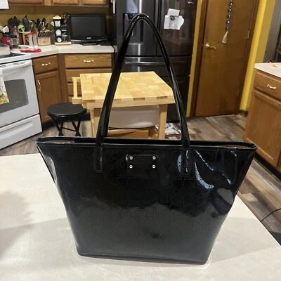Kate Spade Black Perforated Heart/Spade Patent Leather Metro Handbag — 第 1/4 张图片