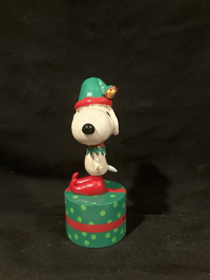 Juguete de baile con botón pulsador de madera Peanuts Christmas Snoopy 2005 de Coynes & Co Foto 1 de 4
