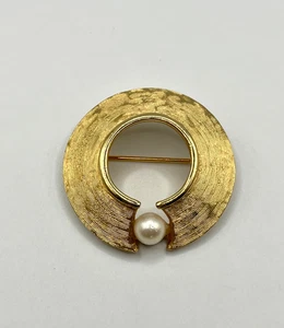 Broche circular modernista vintage tono dorado con acento de perlas sintéticas - Imagen 1 de 4