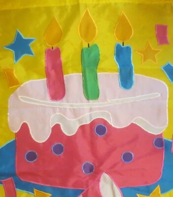 未知品牌户外房屋旗帜 26 x 38 英寸 - 黄色生日快乐蛋糕 — 第 1/2 张图片