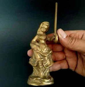 Antigua Estatua URSS Bronce Latón Miniatura Niña Llevando Rosas Antigua Figura Muleta - Imagen 1 de 10