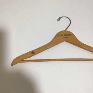 Appendiabiti vintage in legno "Hotel Pearson CHICAGO" doppia camicia e pantalone - Foto 1 di 9