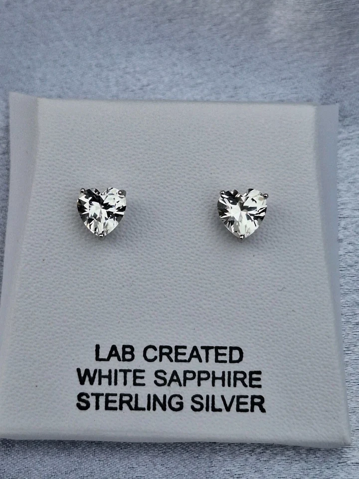 Brincos femininos de diamante em forma de coração de safira branca criados em laboratório - Imagem 1 de 4