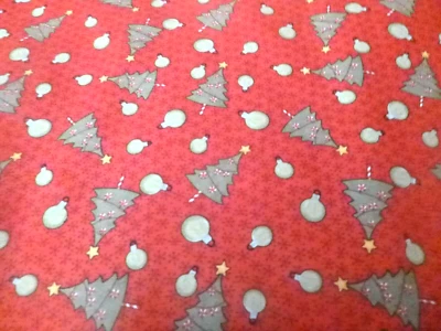 Árboles de Navidad verdes y adornos sobre tela de algodón rojo (44" de ancho x 36" de largo) Foto 1 de 4