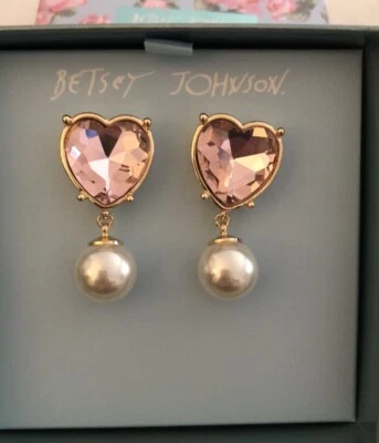 Pendientes colgantes Betsey Johnson tono dorado XOXO corazón de cristal rosa y perlas de imitación nuevos en caja Foto 1 de 4