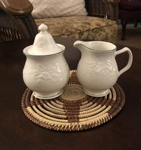 Mikasa Holiday Season Sugar Bowl & Creamer Set W/ Lid - Bild 1 von 12
