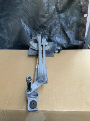 Pontiac G8 Gt 2008-2009 6.0 Windshield Wiper Motor Assembly - Image 1 of 3