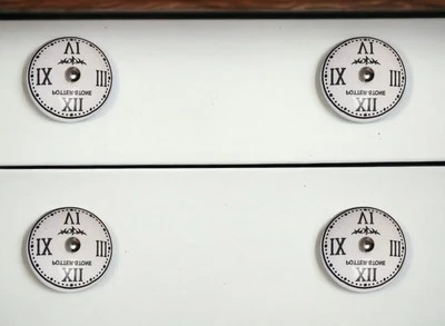 Juego de ocho perillas de tirador de cajón de cerámica y metal blanco y negro Foto 1 de 4