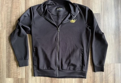 Jaqueta Bertigo Masculina Grande Preta Zíper Completo Coroa de Pista Logotipo Suporte Gola Atlética - Imagem 1 de 4