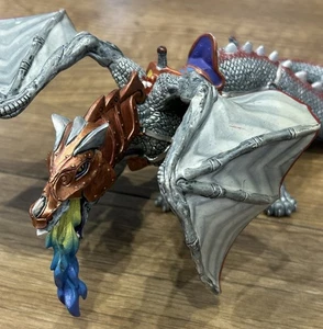 Seltener Papo Toys 2007 Drache mit Sattel silber & rot Kunststoff Höhe 4" Länge 11" - Bild 1 von 6
