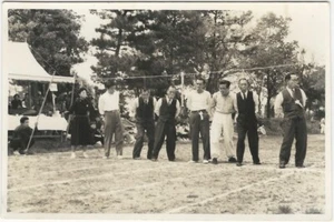 Foot Race Japón Hombres en Trajes Alinearse con Cigarrillos Instantánea Deportiva Original - Imagen 1 de 1
