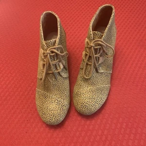 Toms Women’s Size 9 EUC Kala Desert Wedge Bootie Suede Leopard Cheetah Print - Picture 1 of 9