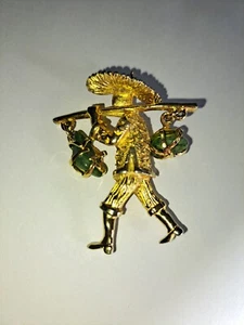Broche portador de agua vintage raro tono dorado motivo asiático para caminar - Imagen 1 de 3
