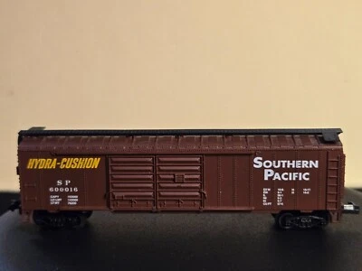 Life-Like Southern Pacific Box Car Hydra-Cushion  600016 N Scale Train Car - Image 1 of 4