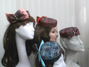 Sombrero Fascinador Caja Pastillero Púrpura/Dorado - Colores Surtidos - Liquidación. - Imagen 1 de 22