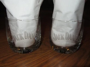 JACK DANIEL'S Set di 2 VETRO rotondo trasparente vecchio n. Bicchiere da bar per whisky inciso 7 - Foto 1 di 3