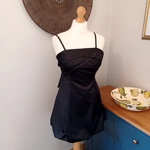 Mini Vestido Karen Millen Negro Satinado Burbuja Dobladillo Detalle Lazo Se Ajusta a 6 8 Y2K 00s Fiesta - Imagen 1 de 15