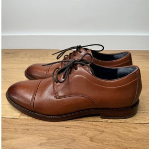 Scarpa elegante Cole Haan uomo Harrison Grand 2.0 punta a cappuccio derby Oxford pelle marrone - Foto 1 di 9
