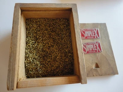 Ancienne boite bois de petit clous dorés neufs - Photo 1/4