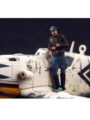 Resin 1/72 Diorama Miniature Toys Hartmann Pilot Solider Painted Dolls Scene - Image 1 of 4
