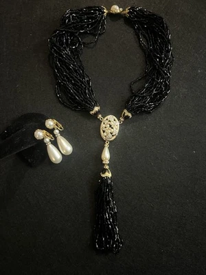 Collar de colección con cuentas de vidrio de ónix de múltiples hebras con colgante de borla de diamantes de imitación de perlas Foto 1 de 4