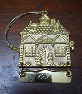 Vintage 1997 Gloria Duchin Messing goldfarben Ornament Schulhaus Kinder Lehrer - Bild 1 von 3