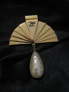 Broche prendedor raro vintage de los años 90 Karl Lagerfeld icónico "fan Pearl Drop" - Imagen 1 de 3