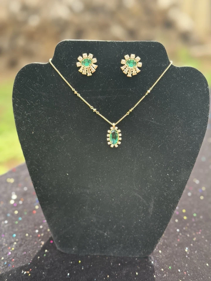 Juego de collar y pendientes Kendra Scott esmeralda y cristal  Foto 1 de 3