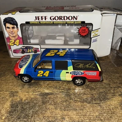 Camión Chevrolet Suburban Jeff Gordon #24 DuPont 1995 escala 1:24 banco fundido a presión Foto 1 de 4