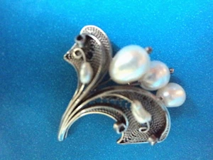 ANTICA SPILLA ARGENTO  MARCASSITE CON PERLE DI MARE DA CONCHIGLIA 1920 ART DECO - Foto 1 di 4