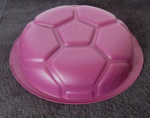 TUPPERWARE Molde para hornear de silicona grande "fútbol" - morado - NUEVO - Imagen 1 de 4