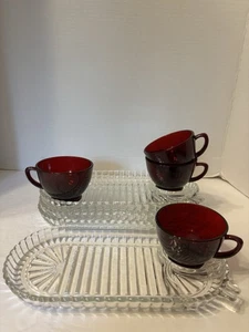VINTAGE ANCHOR HOCKING 4 SNACK/LUNCHEON SETS RED CUPS CLEAR PLATES - Picture 1 of 2