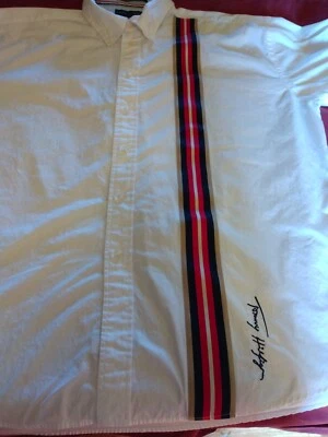 Tommy Hilfiger vintage abotonada con rayas grandes y nombre bordado 2001... Foto 1 de 4