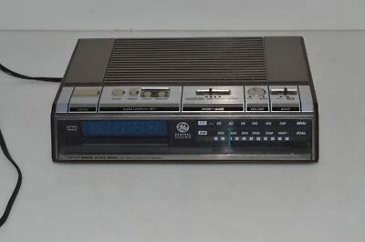 GENERAL ELECTRIC 7-4646A FM/AM DIGITAL CLOCK RADIO W/BLUE FLUORESCENT (KJG51) - Image 1 of 4