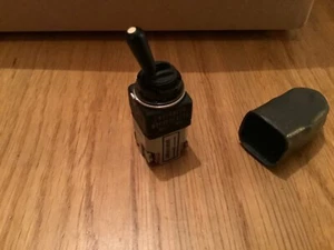Vintage Aircraft Switch Inverseur Monopolaire 10-73 (W5) S19 - Picture 1 of 4