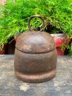 Campana ráfaga antigua de hierro forjada a mano floral Rajasthan de 1700 6 x 5 '' Foto 1 de 4
