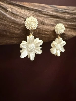 Винтажные легкие резные серьги-постеры J Crew Maybe из белой смолы с цветочным цветком - Изображение 1 из 4