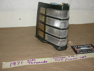 71 Olds TORONADO LADO DEL PASAJERO DERECHO ESQUINA DELANTERA MARCADOR LUZ LENTE BISEL Foto 1 de 4