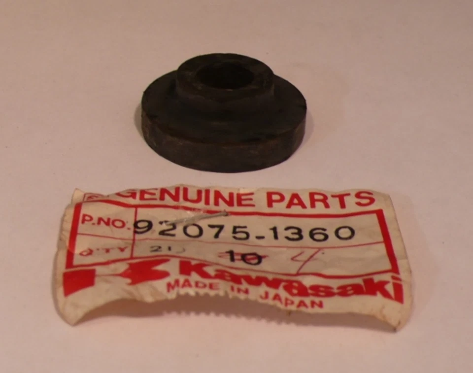 Kawasaki KX125 1982 NOS genuino Kawasaki OEM tanque de combustible amortiguador goma diseñado Foto 1 de 4