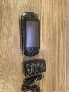 Pacchetto Sony PlayStation PSP-1001 NUOVO batteria ADATTATORE AC LEGGI! - Foto 1 di 5