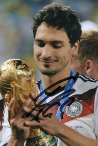 GERMANY & BORUSSIA DORTMUND: MATS HUMMELS SIGNED 6x4 WORLD CUP TROPHY PHOTO+COA - Picture 1 of 1