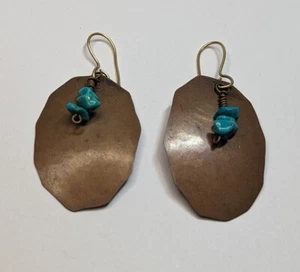 Vintage Ohrringe kupferfarben ausgeschnitten Metall oval Ohrhänger blau grüner Stein baumelt - Bild 1 von 3