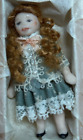 Poupée de poupée miniature en céramique Brunette 2 poupées dans une boîte décorative faite à la main