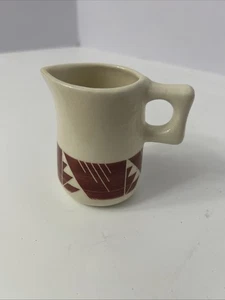 Vintage Indianer Sioux signiert Kate Dismounts Keramik Krug 3,75 Zoll - Bild 1 von 4