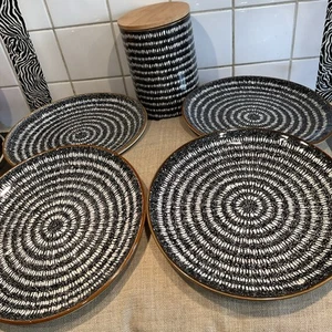 FOX & IVY NERO SET OF 4 SIDE/SALAD PLATES AND ONE JAR STONEWEAR NEW TESCO - Picture 1 of 16